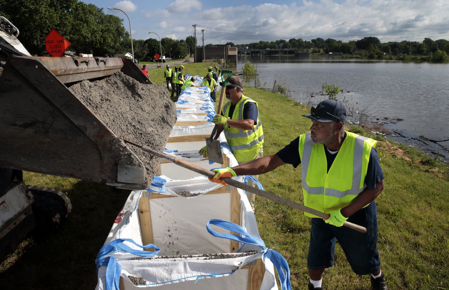 Rising River Des Peres in St. Louis is sandbagged by city